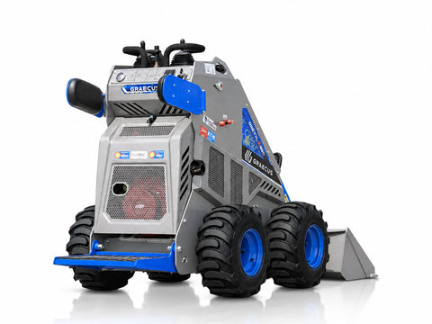 Μίνι φορτωτάκι με πλατφόρμα αναβάτη, πετρελαιοκινητήρα 12 hp, ικανότητα φόρτωσης 250 kg, υδροστατικό σύστημα και Zero Turn Capability για εργασία σε στενά περάσματα, εργοτάξια, κήπους, αγροτικές εφαρμογές και επαγγελματική χρήση.